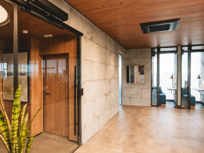 Projeto de Teto Vinílico, Piso Laminado e Persianas da Vivazz Decor