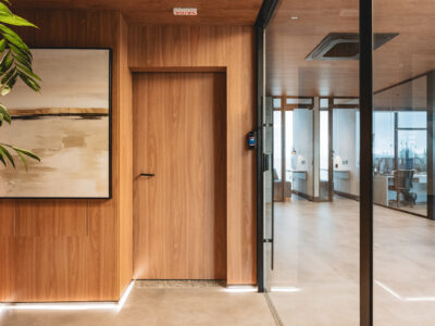 Projeto de Teto Vinílico, Piso Laminado e Persianas da Vivazz Decor