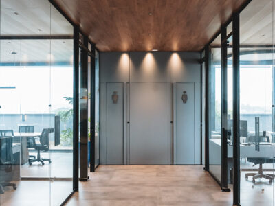 Projeto de Teto Vinílico, Piso Laminado e Persianas da Vivazz Decor