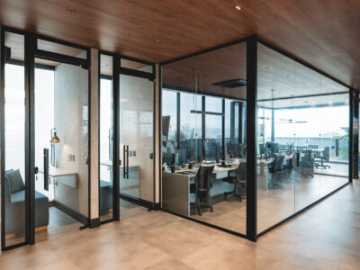 Projeto de Teto Vinílico, Piso Laminado e Persianas da Vivazz Decor