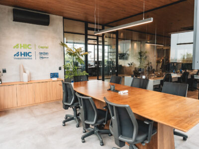 Projeto de Teto Vinílico, Piso Laminado e Persianas da Vivazz Decor