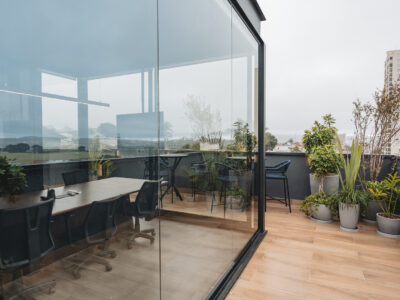 Projeto de Teto Vinílico, Piso Laminado e Persianas da Vivazz Decor